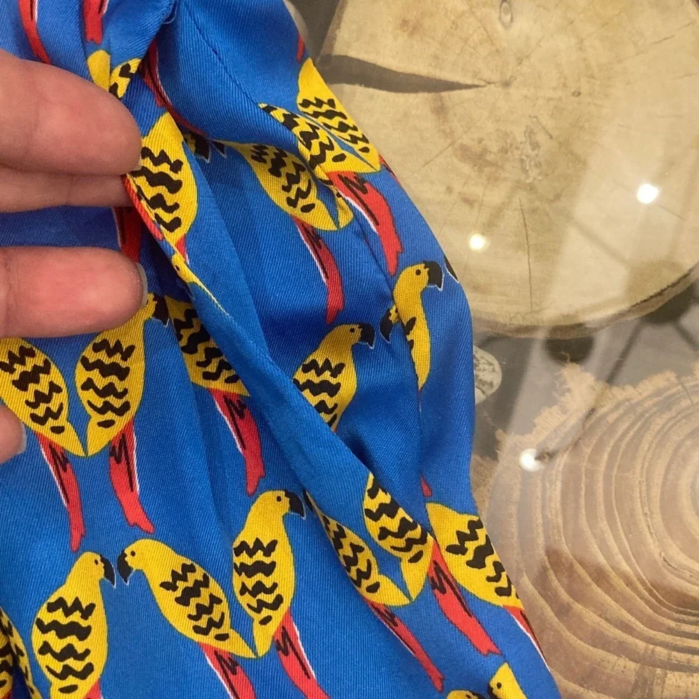 Blue Parrot Print Women's shorts
